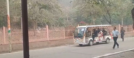 President Murmu arrives at Goverdhan Parvat, performs 21-km ‘Parikrama’ in golf cart President Murmu arrives at Goverdhan Parvat, performs 21-km ‘Parikrama’ in golf cart