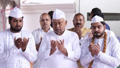 Nitish Kumar offers prayers at mosques in Patna, congratulates Muslim community on Eid