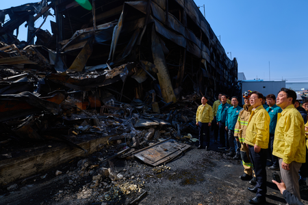 South Korea auto parts plant fire: Death toll climbs to 14, Lee inspects site South Korea auto parts plant fire: Death toll climbs to 14, Lee inspects site