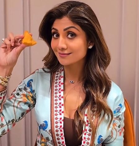 Shilpa Shetty’s Sunday binge is all about Samosa love Shilpa Shetty’s Sunday binge is all about Samosa love