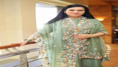 Padmini Kolhapure shares a soulful rendition of ‘Madhuban Khushboo Deta Hai’ Padmini Kolhapure shares a soulful rendition of ‘Madhuban Khushboo Deta Hai’