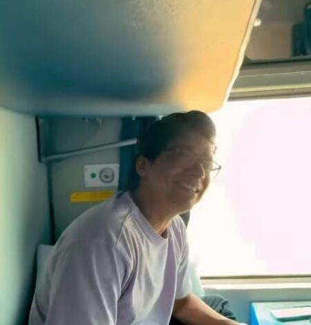 Shaan’s train journey turned musical with a beautiful rendition of ‘Dil Leke Darde Dil De Gaye’