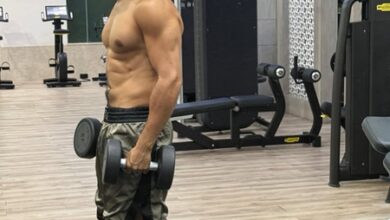 Varun Dhawan says ‘Hai jawaani toh workout karna hain’ as he flaunts his toned physique Varun Dhawan says ‘Hai jawaani toh workout karna hain’ as he flaunts his toned physique