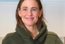 Jennifer Garner performs special song on saxophone for Reese Witherspoon as she turns 50