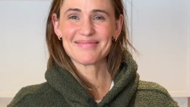 Jennifer Garner performs special song on saxophone for Reese Witherspoon as she turns 50