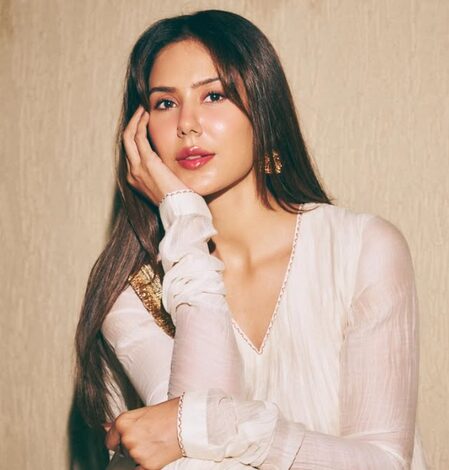 Sonam Bajwa pairs her love for moon with Satinder Sartaaj, Jasmine Sandlas’ soulful song