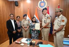 Woman fights off mobile snatchers, honoured by Delhi Police
