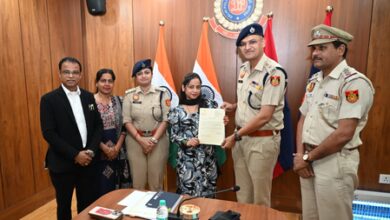 Woman fights off mobile snatchers, honoured by Delhi Police