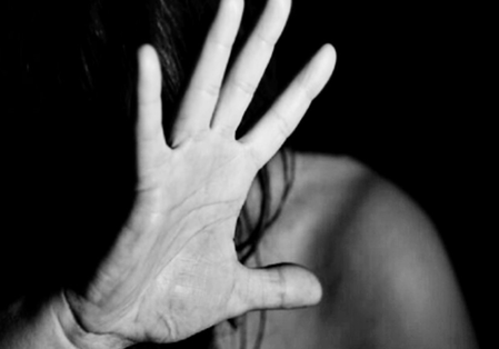 Bengal: Man hacks woman to death in parlour, commits suicide Bengal: Man hacks woman to death in parlour, commits suicide