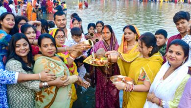 Bihar: Devotees offer first Arghya to setting Sun on Chaiti Chhath