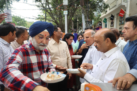 Delhi L-G relives student days in Model Town, enjoys street food​