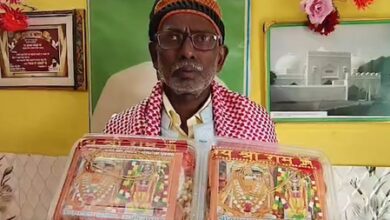 Former Babri Masjid litigant gifts Lord Ram Lalla’s picture to security staff, devotees Former Babri Masjid litigant gifts Lord Ram Lalla’s picture to security staff, devotees