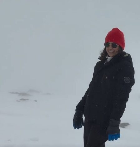 Sanya Malhotra channels her inner Kajol as she grooves on ‘Zara sa Jhoom lu main’ amidst snow Sanya Malhotra channels her inner Kajol as she grooves on ‘Zara sa Jhoom lu main’ amidst snow