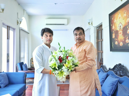 Jyotiraditya Scindia meets Nitin Gadkari on road projects in MP​
