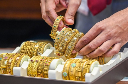 Bihar: Armed robbers loot gold worth Rs 4 lakh in Patna Bihar: Armed robbers loot gold worth Rs 4 lakh in Patna