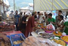 Eid eve shopping continues in Kashmir despite rain, cold