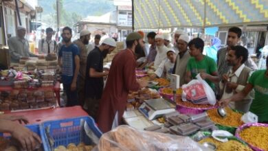 Eid eve shopping continues in Kashmir despite rain, cold