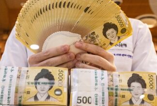 Korean currency slips past 1,500 won per dollar for 1st time in 17 years