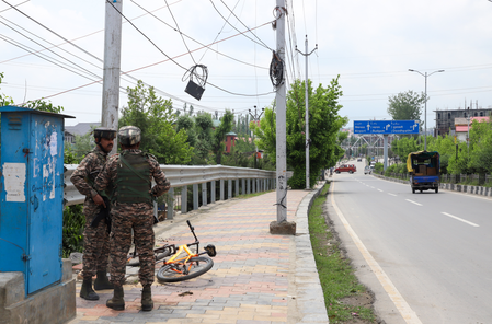 Two US tourists detained at Srinagar airport for carrying satellite phone