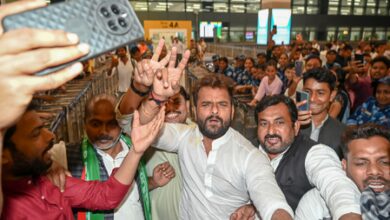 Chaos at Khesari Lal Yadav event in Muzaffarpur; police lathi charge crowd to control situation