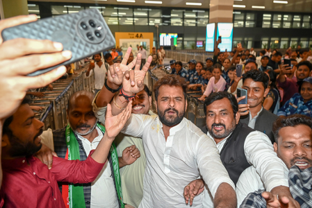 Chaos at Khesari Lal Yadav event in Muzaffarpur; police lathi charge crowd to control situation