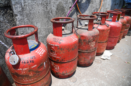 Muzaffarpur police bust LPG black marketing racket amid gas shortage; tanker, vehicles seized