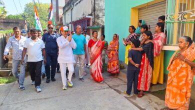 Bengal polls: Adhir Chowdhury again faces protests from Trinamool workers in Berhampore Bengal polls: Adhir Chowdhury again faces protests from Trinamool workers in Berhampore