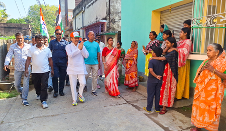 Bengal polls: Adhir Chowdhury again faces protests from Trinamool workers in Berhampore Bengal polls: Adhir Chowdhury again faces protests from Trinamool workers in Berhampore