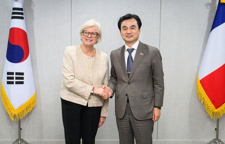 Defence chiefs of South Korea and France discuss security, arms cooperation Defence chiefs of South Korea and France discuss security, arms cooperation