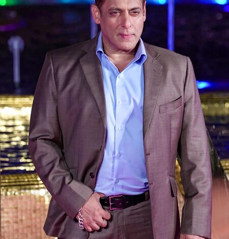 Salman Khan comes supports Rajpal Yadav following humiliation by host at awards ceremony Salman Khan comes supports Rajpal Yadav following humiliation by host at awards ceremony