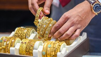 Gold slips 17 pc from record high despite war tensions