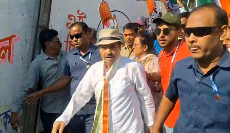 Bengal’s Berhampore tense as Congress candidate Adhir Ranjan Chowdhury faces TMC protests Bengal’s Berhampore tense as Congress candidate Adhir Ranjan Chowdhury faces TMC protests
