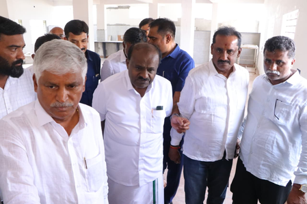 Kumaraswamy defends Centre on LPG crisis, urges Cong not to politicise fuel supply issues Kumaraswamy defends Centre on LPG crisis, urges Cong not to politicise fuel supply issues