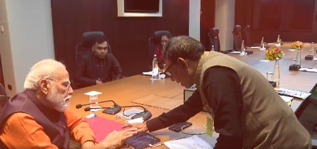 PM Modi meets music composer Ramesh Vinayakam in Chennai, tries hands on ‘Gamaka Box’ PM Modi meets music composer Ramesh Vinayakam in Chennai, tries hands on ‘Gamaka Box’