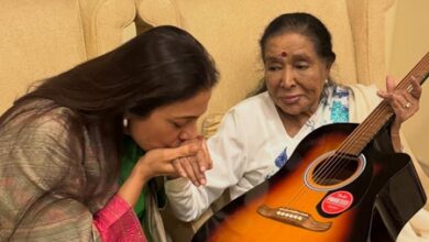 Tabu shares how Asha Bhosle surprised her with a guitar at her doorstep Tabu shares how Asha Bhosle surprised her with a guitar at her doorstep