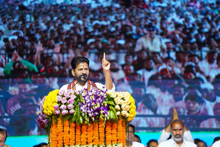 Kerala polls: War of words peaks as Revanth Reddy, Vijayan trade barbs in cross-state slugfest (Lead) Kerala polls: War of words peaks as Revanth Reddy, Vijayan trade barbs in cross-state slugfest (Lead)