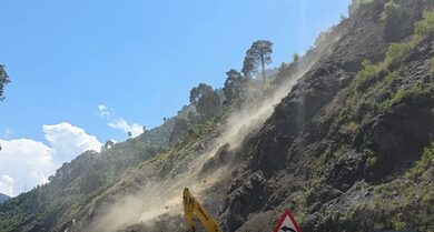 Srinagar-Jammu highway closed for 2nd day after fresh landslide Srinagar-Jammu highway closed for 2nd day after fresh landslide