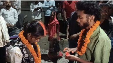 Hotel raids in Jharkhand take dramatic turn: Couple marries on street, three others sign wedding bonds