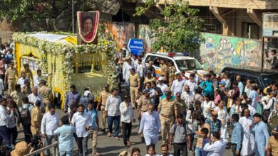 Asha Bhosale cremated with full state honours at Mumbai’s iconic Shivaji Park Asha Bhosale cremated with full state honours at Mumbai’s iconic Shivaji Park