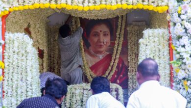 Aamir Khan, Vicky Kaushal bid adieu to Asha Bhosle, Sudesh Bhosale, Shaan offer music tribute Aamir Khan, Vicky Kaushal bid adieu to Asha Bhosle, Sudesh Bhosale, Shaan offer music tribute