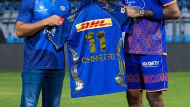 Pandya presents Chhetri with MI jersey on his visit to training camp at Wankhede Pandya presents Chhetri with MI jersey on his visit to training camp at Wankhede