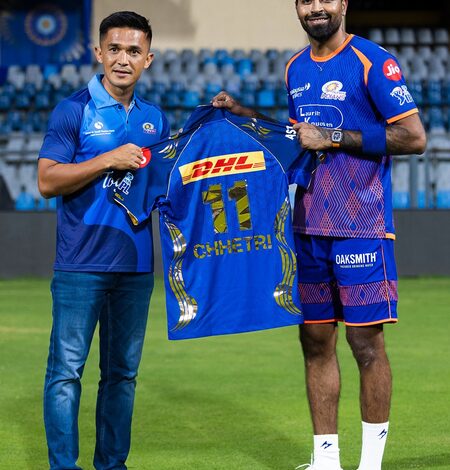 Pandya presents Chhetri with MI jersey on his visit to training camp at Wankhede