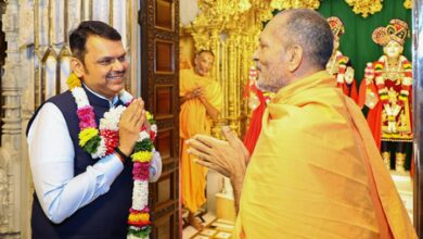 CM Fadnavis offers prayers at BAPS Swaminarayan Mandir; prays for peace, prosperity