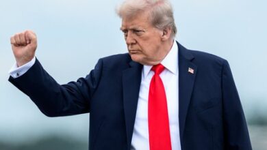 Trump touts gains, targets rivals at rally