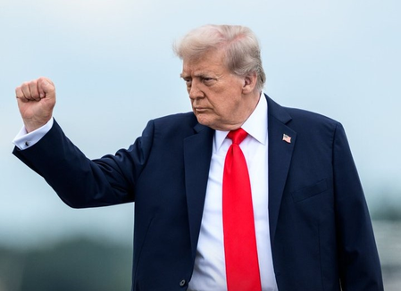 Trump touts gains, targets rivals at rally