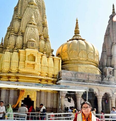Smriti Irani offers prayers at Baba Vishwanath temple in Kashi