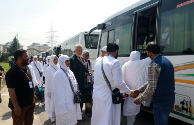 1st batch of 431 Haj pilgrims leave for Saudi Arabia from J&K’s Srinagar international airport