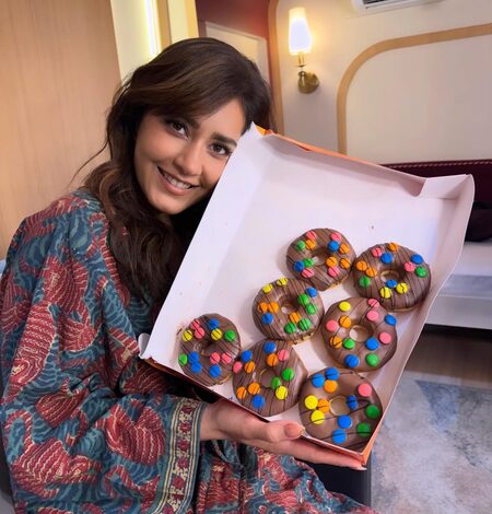 Raashii Khanna enjoys a sweet surprise by Vidya Balan on the sets of Anees Bazmee’s next