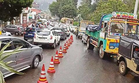 Tourist rush to Nilgiris in TN triggers traffic congestion amid summer festival season