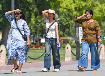 Delhi-NCR temp crosses 40; yellow alert issued for heatwave; air quality worsens